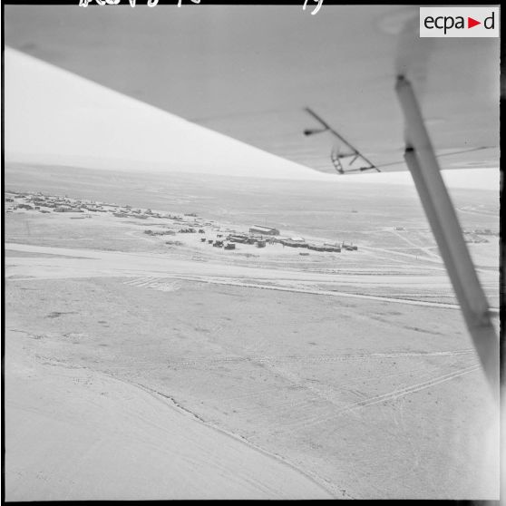 Vue aérienne d'un campement dans le désert.