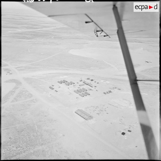 Vue aérienne d'un campement dans le désert.