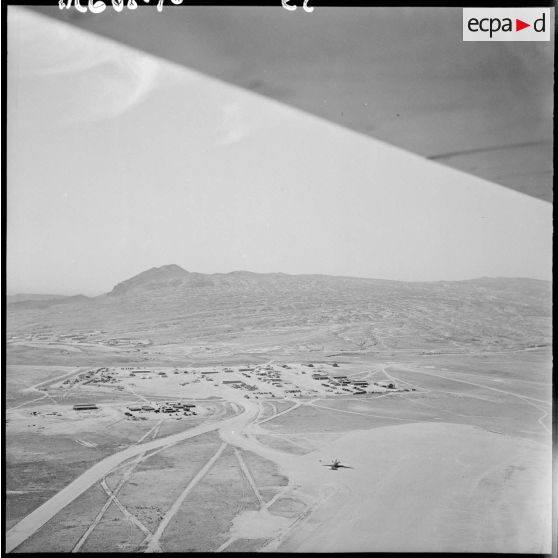 Vue aérienne d'un campement dans le désert.