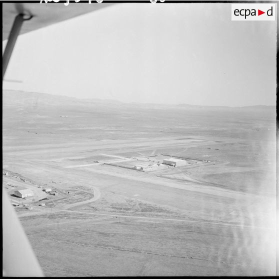 Vue aérienne d'installations militaires dans le désert.