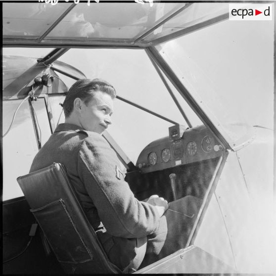 Pilote d'avion aux commandes.