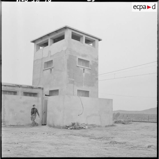 Un homme sortant d'un poste de surveillance.