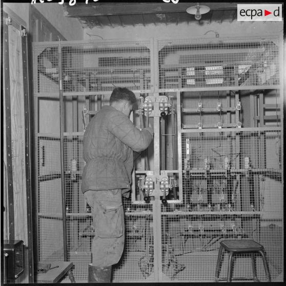 Un homme devant une installation électrique.