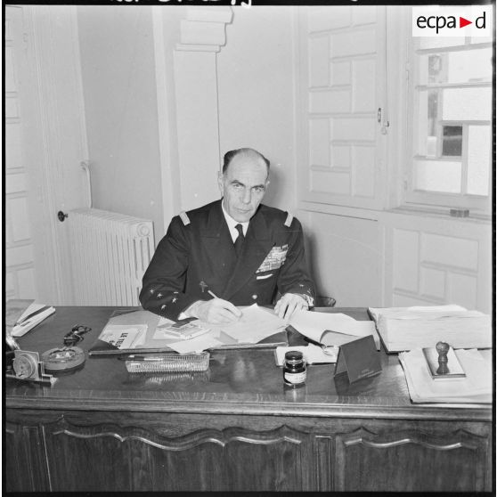 Portrait du vice-amiral Auboyneau, commandant les forces maritimes en Méditerranée, à son bureau.