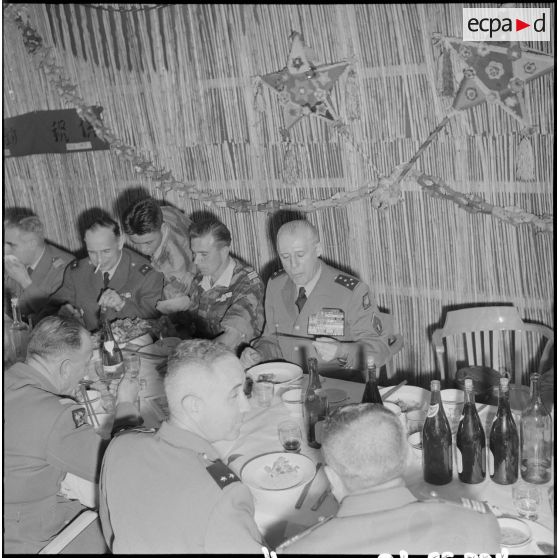 Le général Salan à la fête du Têt au Commando d'Extrême-Orient (CEO).