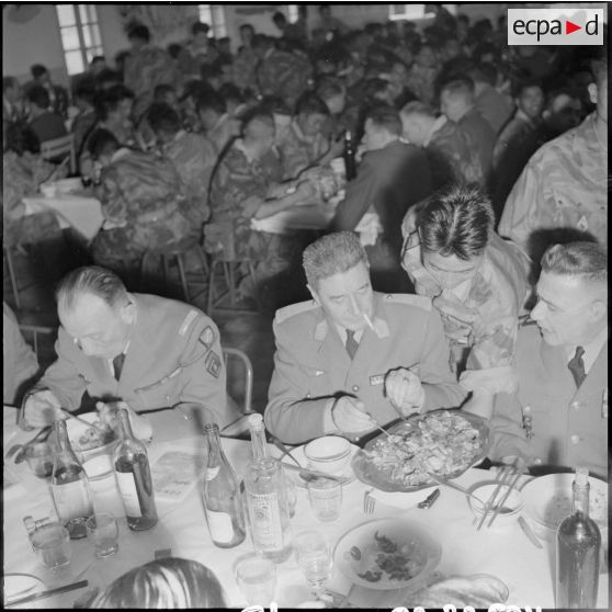 La table des officiers lors de la fête du Têt au Commando d'Extrême-orient (CEO).