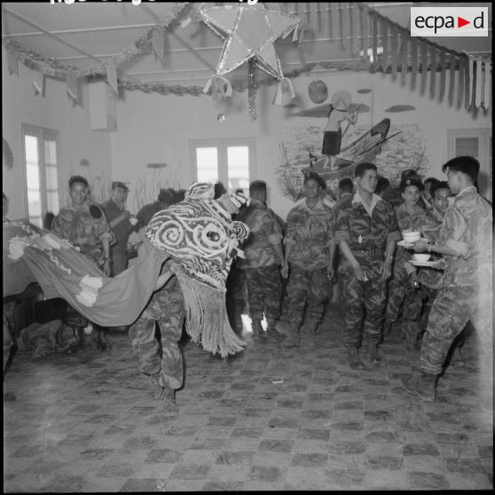 La danse du dragon lors de la fête du Têt au Commando d'Extrême-orient (CEO).
