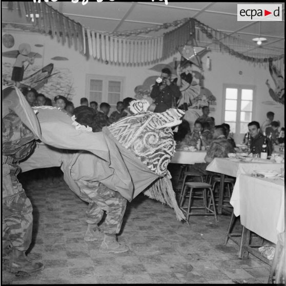 La danse du dragon lors de la fête du Têt au Commando d'Extrême-orient (CEO).