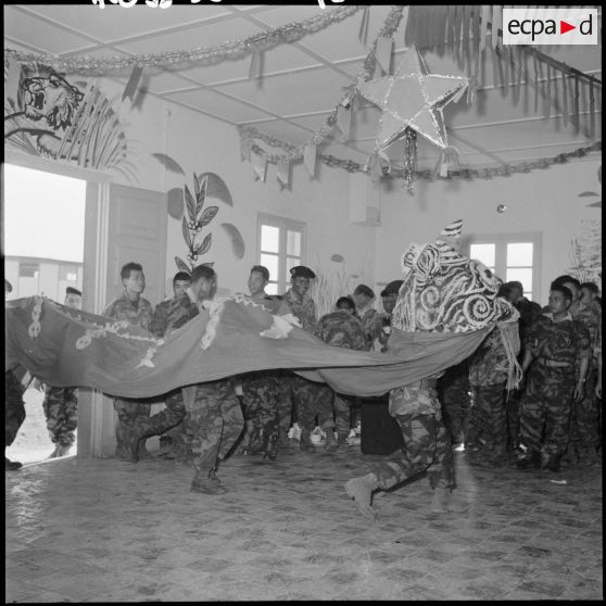 La danse du dragon lors de la fête du Têt au Commando d'Extrême-orient (CEO).