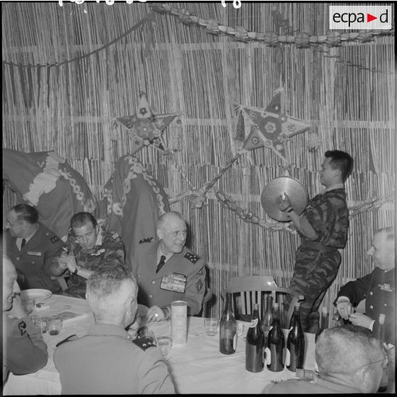 Le général Salan, commandant supérieur interarmées et commandant la Xe région militaire (Xe RM), lors de la fête du Têt au Commando d'Extrême-Orient (CEO).