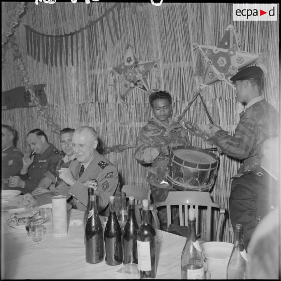 Le général Salan, commandant supérieur interarmées et commandant la Xe région militaire (Xe RM), lors de la fête du Têt au Commando d'Extrême-Orient (CEO).