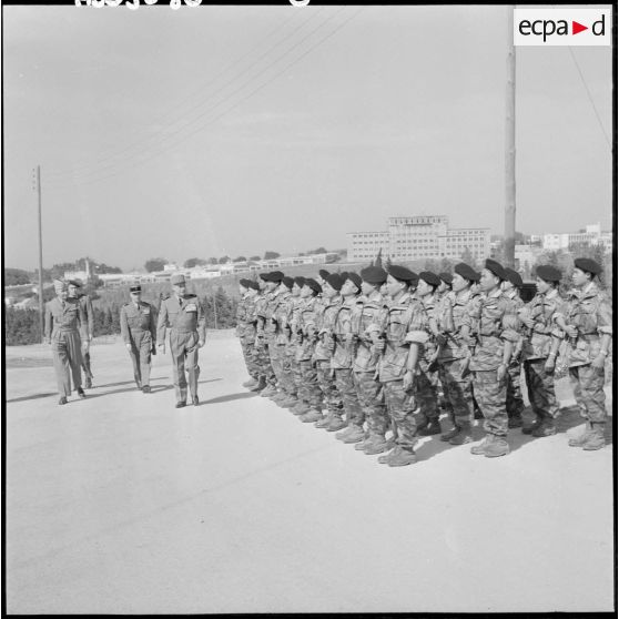 Le général Salan, commandant supérieur interarmées et commandant la Xe région militaire (Xe RM), passe en revue les troupes du Commando d'Extrême-Orient (CEO).