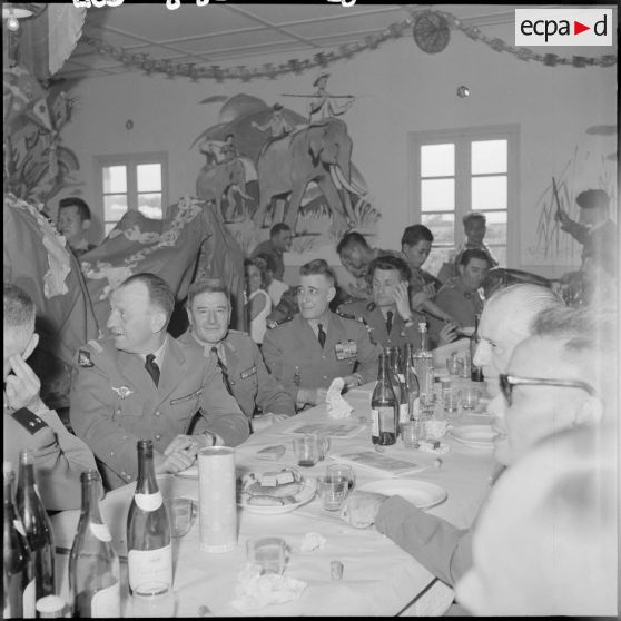 La table des officiers, lors de la fête du Têt au Commando d'Extrême-Orient (CEO).