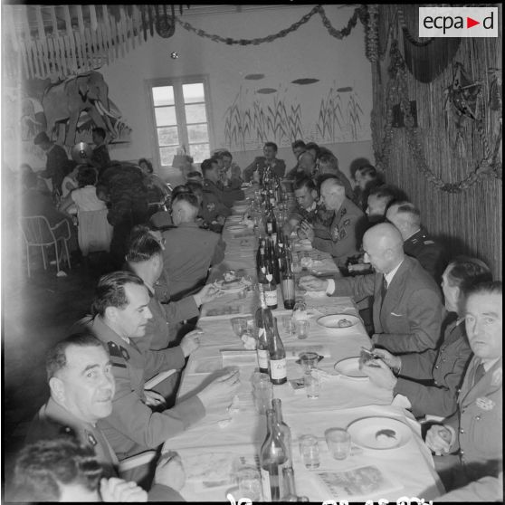 La table des officiers, lors de la fête du Têt au Commando d'Extrême-Orient (CEO).