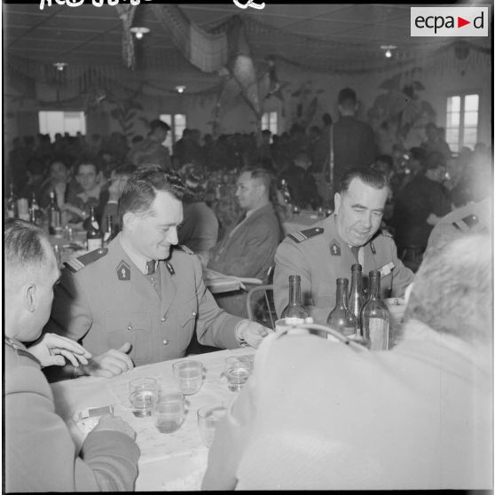 La table des officiers, lors de la fête du Têt au Commando d'Extrême-Orient (CEO).