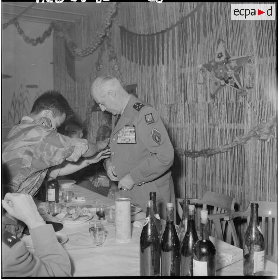 Le général Salan, commandant supérieur interarmées et commandant la Xe région militaire (Xe RM), fait un discours lors de la fête du Têt au Commando d'Extrême-Orient (CEO).