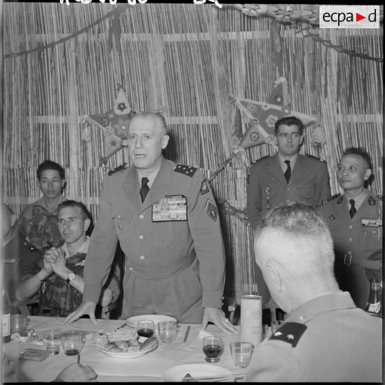 Le général Salan, commandant supérieur interarmées et commandant la Xe région militaire (Xe RM), fait un discours lors de la fête du Têt au Commando d'Extrême-Orient (CEO).