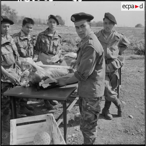 Les hommes du Commando d'Extrême-Orient (CEO), préparent le repas lors de la fête du Têt.