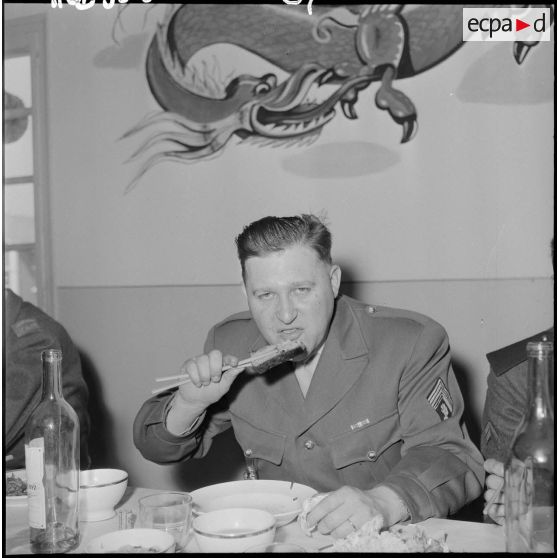 Un soldat pendant le repas de la fête du Têt au Commando d'Extrême-Orient.
