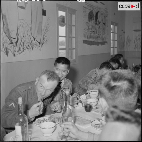 Soldats pendant le repas de la fête du Têt au Commando d'Extrême-Orient.