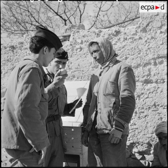 Deux hommes sont interviewés dans un douar.