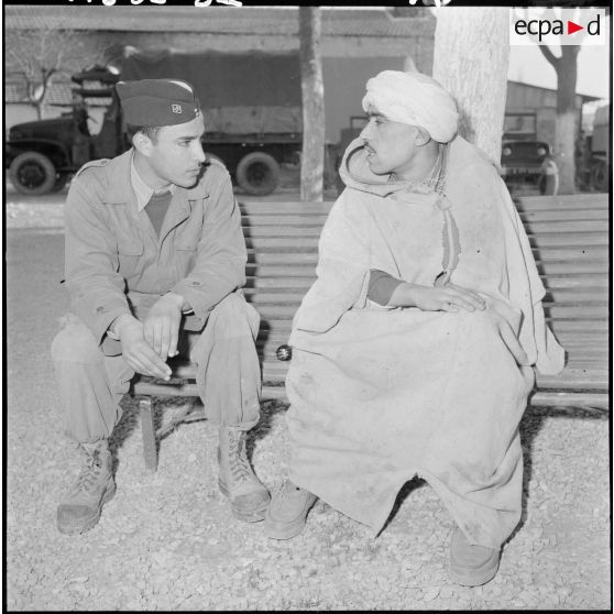 Un soldat parle avec un Algérien lors d'une capture de prisonniers dans le djebel Tarf.