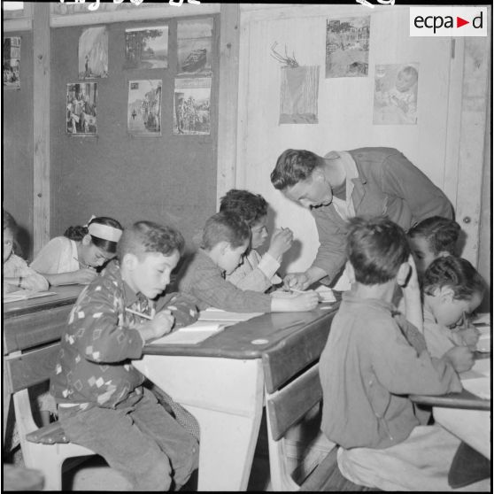 Enfants et leur professeur en classe.