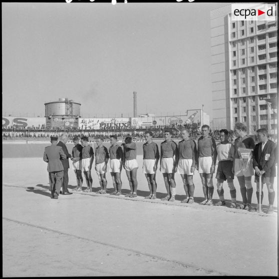 Portrait d'une équipe de football lors du championnat inter-armées d'Afrique du Nord.