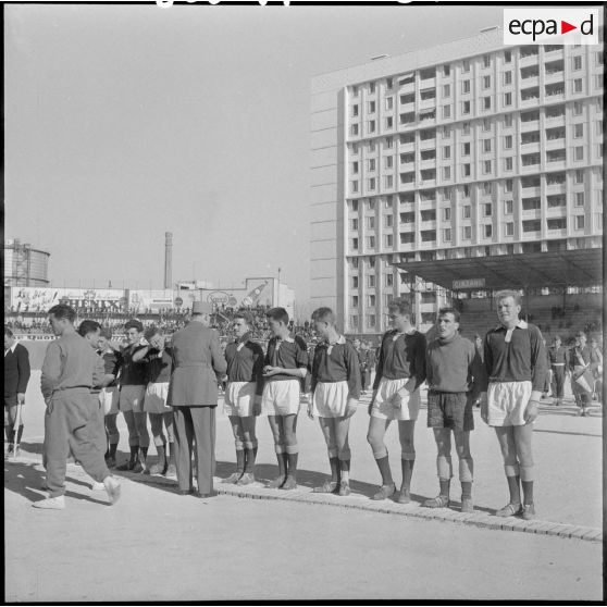 Un officier salue les joueurs de l'équipe de football lors du championnat inter-armées d'Afrique du Nord.