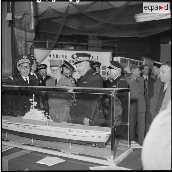 Le général d'armée Salan devant une maquette de bateau lors d'une xposition de la Marine à Alger.