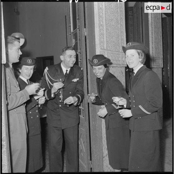 Officiers de Marine à l'entrée d'une exposition à Alger.