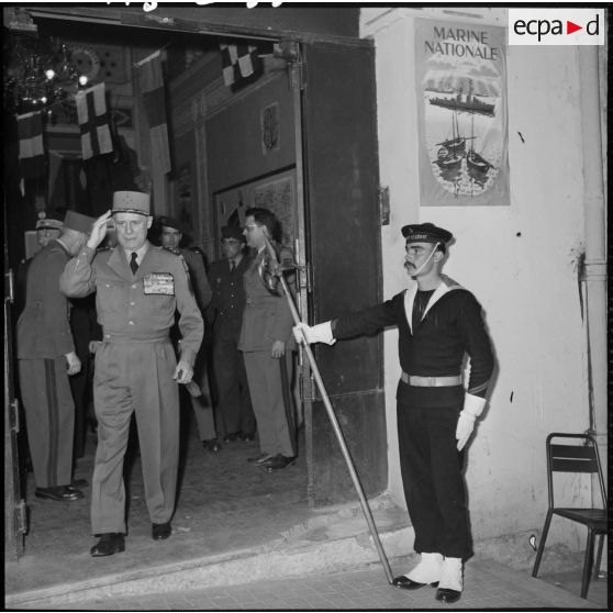 Le général d'armée Salan à la sortie d'une exposition de la Marine à Alger.