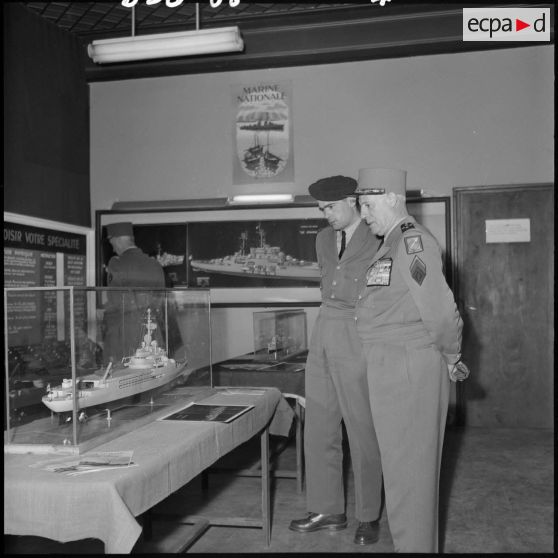 Le général d'armée Salan devant une maquette de bateau lors d'une exposition de la Marine à Alger.