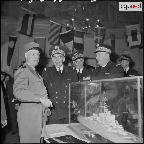 Le général d'armée Salan et l'amiral Auboyneau devant une maquette de bateau lors d'une exposition de la Marine à Alger.