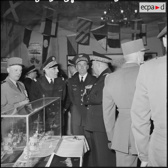 Le général d'armée Salan et l'amiral Auboyneau devant une maquette de bateau lors d'une exposition de la Marine à Alger.