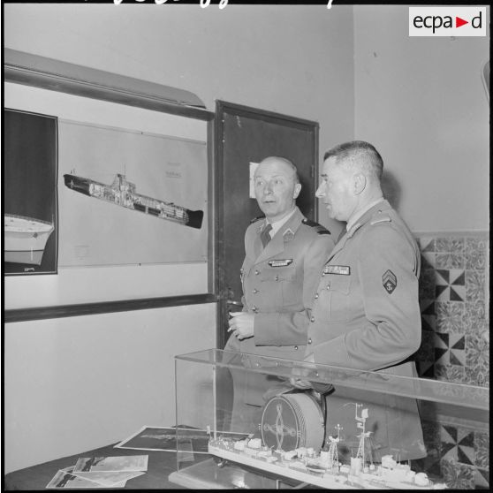 Officiers lors d'une exposition de la Marine à Alger.