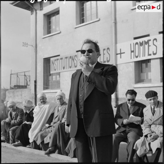 Portrait d’un homme faisant un discours lors d’une manifestation à Maison Carrée.