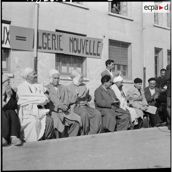 Un groupe d’hommes assis sur un banc.