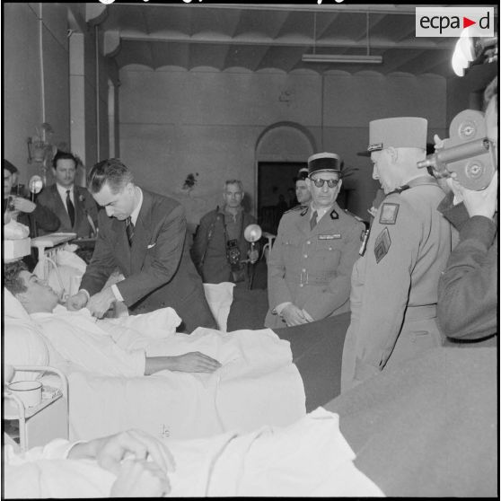 Le ministre de la Défense nationale, Jacques Chaban-Delmas, visite les blessés de l’hôpital Maillot d’Alger.