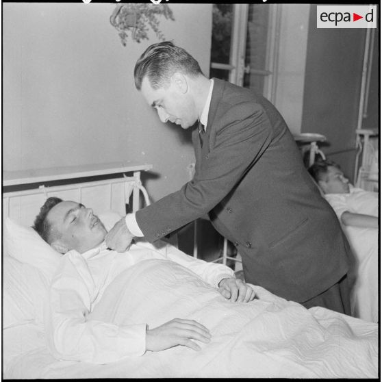 Le ministre de la Défense nationale, Jacques Chaban-Delmas, visite les blessés de l’hôpital Maillot d’Alger.