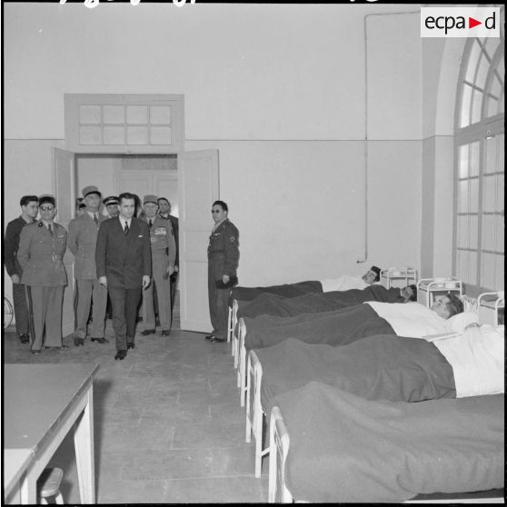 Le ministre de la Défense nationale, Jacques Chaban-Delmas, visite les blessés de l’hôpital Maillot d’Alger.
