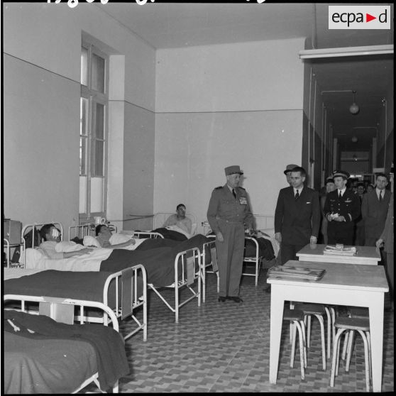 Le ministre de la Défense nationale, Jacques Chaban-Delmas, visite les blessés de l’hôpital Maillot d’Alger.