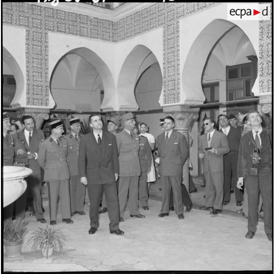 Le ministre de la Défense nationale, Jacques Chaban-Delmas, visite l’hôpital Maillot d’Alger.