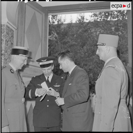 Le ministre de la Défense nationale, Jacques Chaban-Delmas, visite l’hôpital Maillot d’Alger.