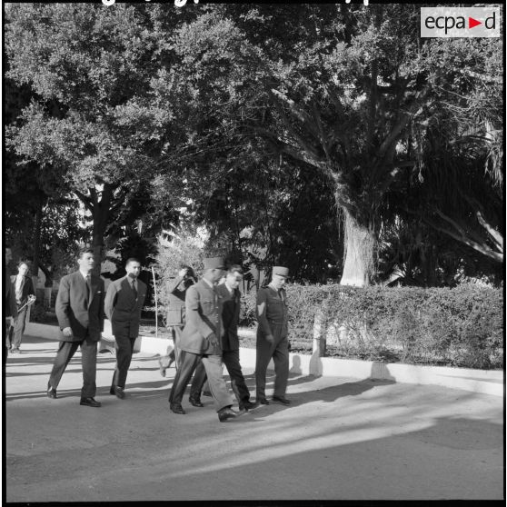 Le ministre de la Défense nationale, Jacques Chaban-Delmas, visite l’hôpital Maillot d’Alger.