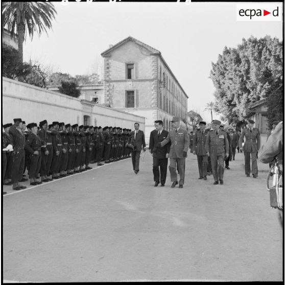 Le ministre de la Défense nationale, Jacques Chaban-Delmas, visite l’hôpital Maillot d’Alger.
