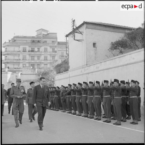 Le ministre de la Défense nationale, Jacques Chaban-Delmas, arrive à l’hôpital Maillot d’Alger.