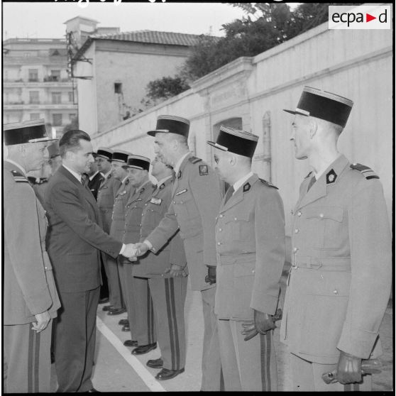 Le ministre de la Défense nationale, Jacques Chaban-Delmas, arrive à l’hôpital Maillot d’Alger.