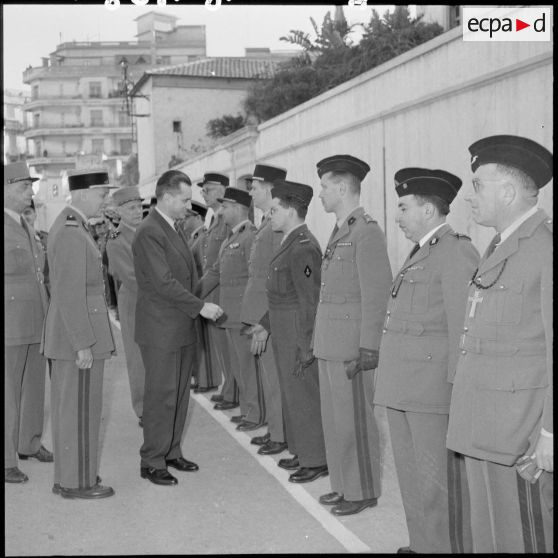 Le ministre de la Défense nationale, Jacques Chaban-Delmas, arrive à l’hôpital Maillot d’Alger.