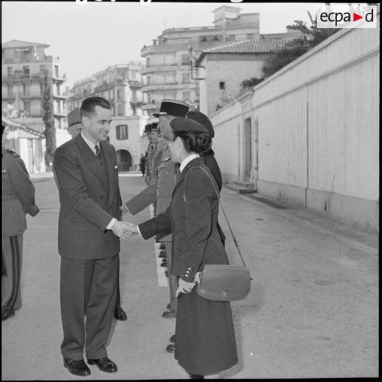 Le ministre de la Défense nationale, Jacques Chaban-Delmas, arrive à l’hôpital Maillot d’Alger.